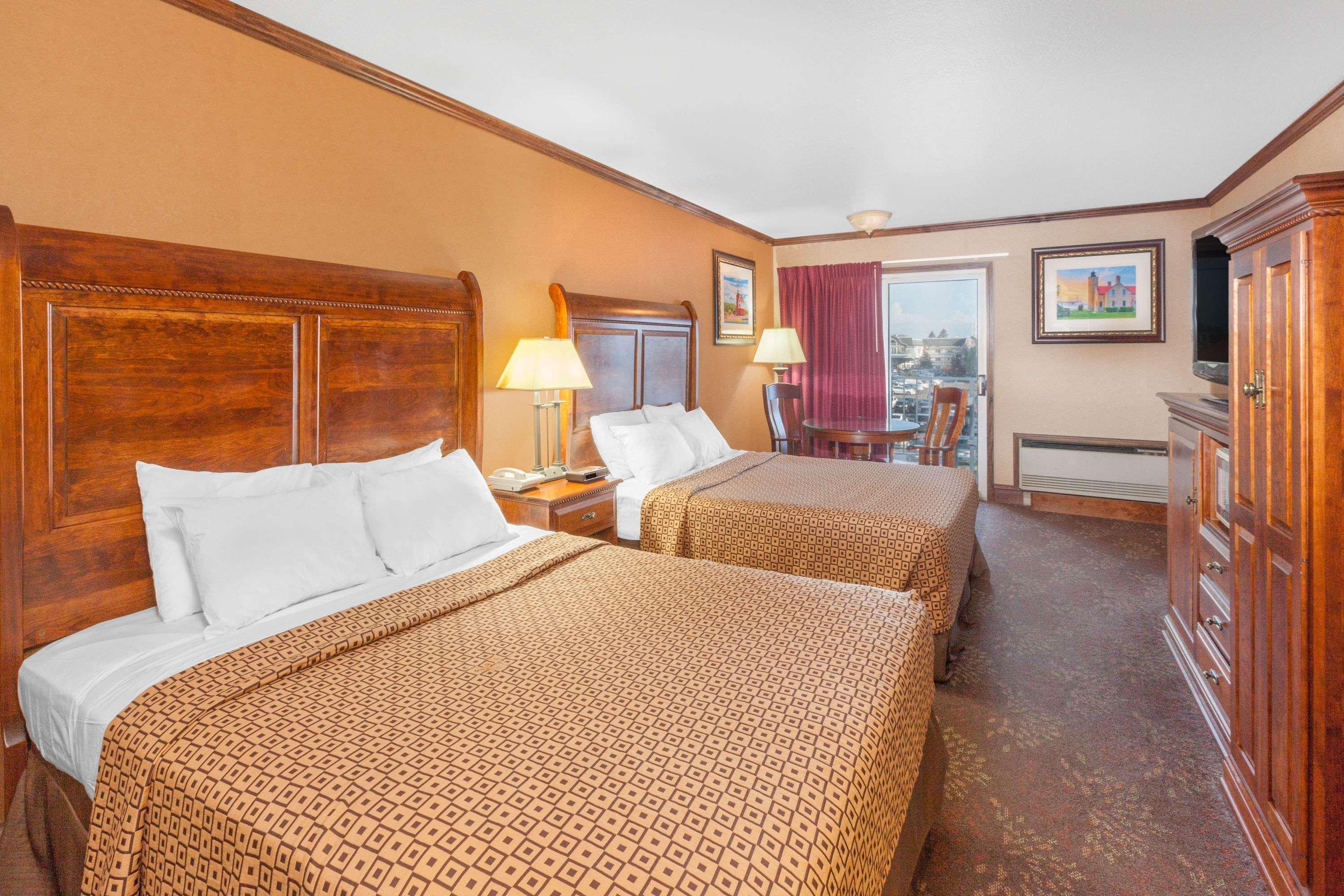 Hotel Ramada By Wyndham Mackinaw Waterfront