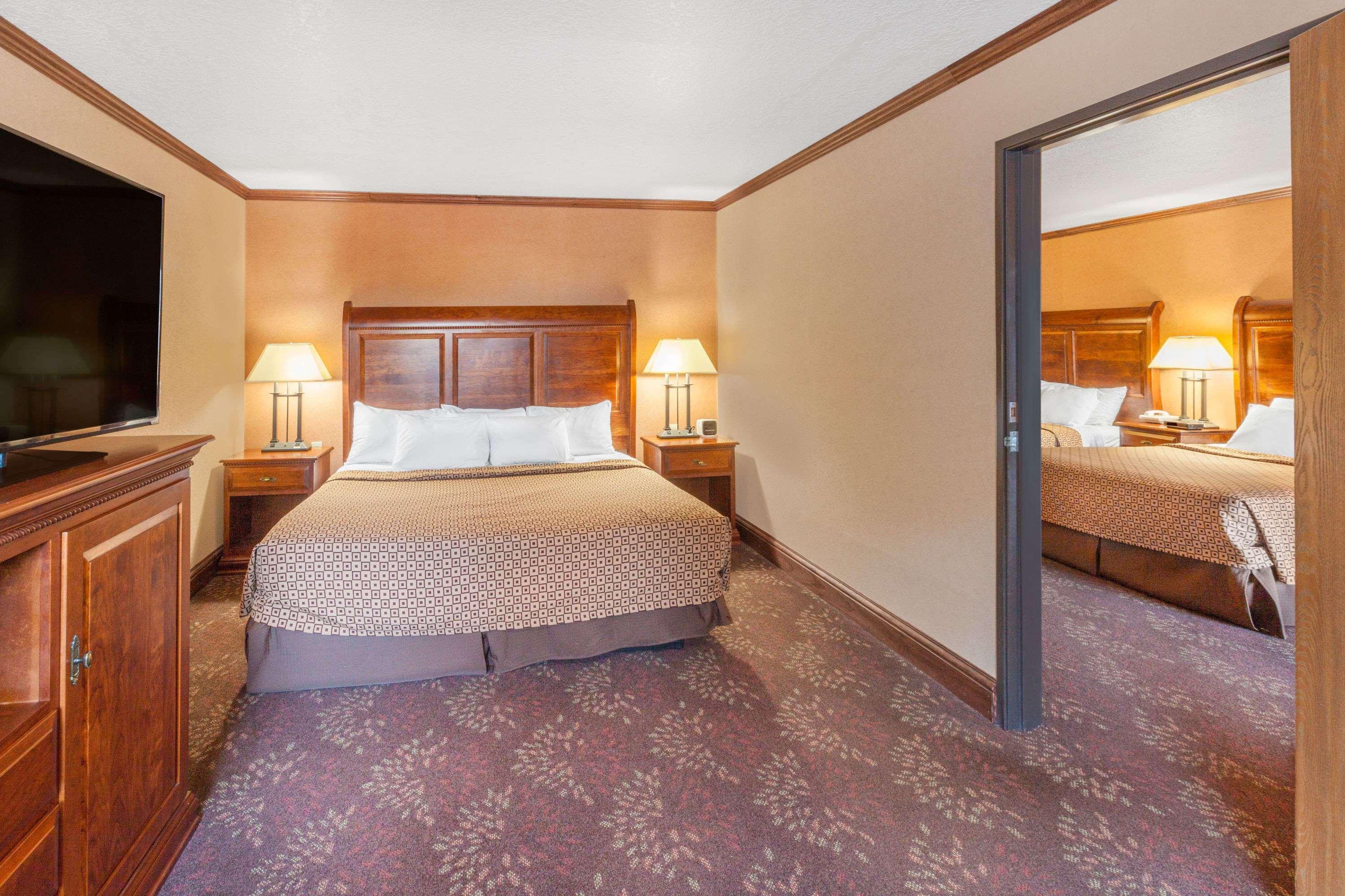 Ramada By Wyndham Mackinaw Waterfront Hotel 2*