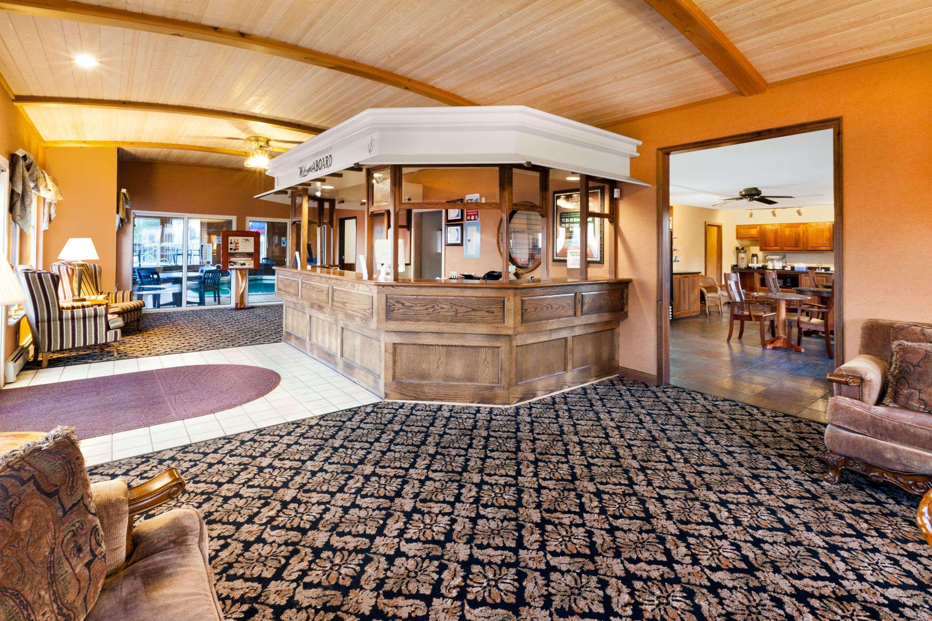 Ramada By Wyndham Mackinaw Waterfront Hotel 2*