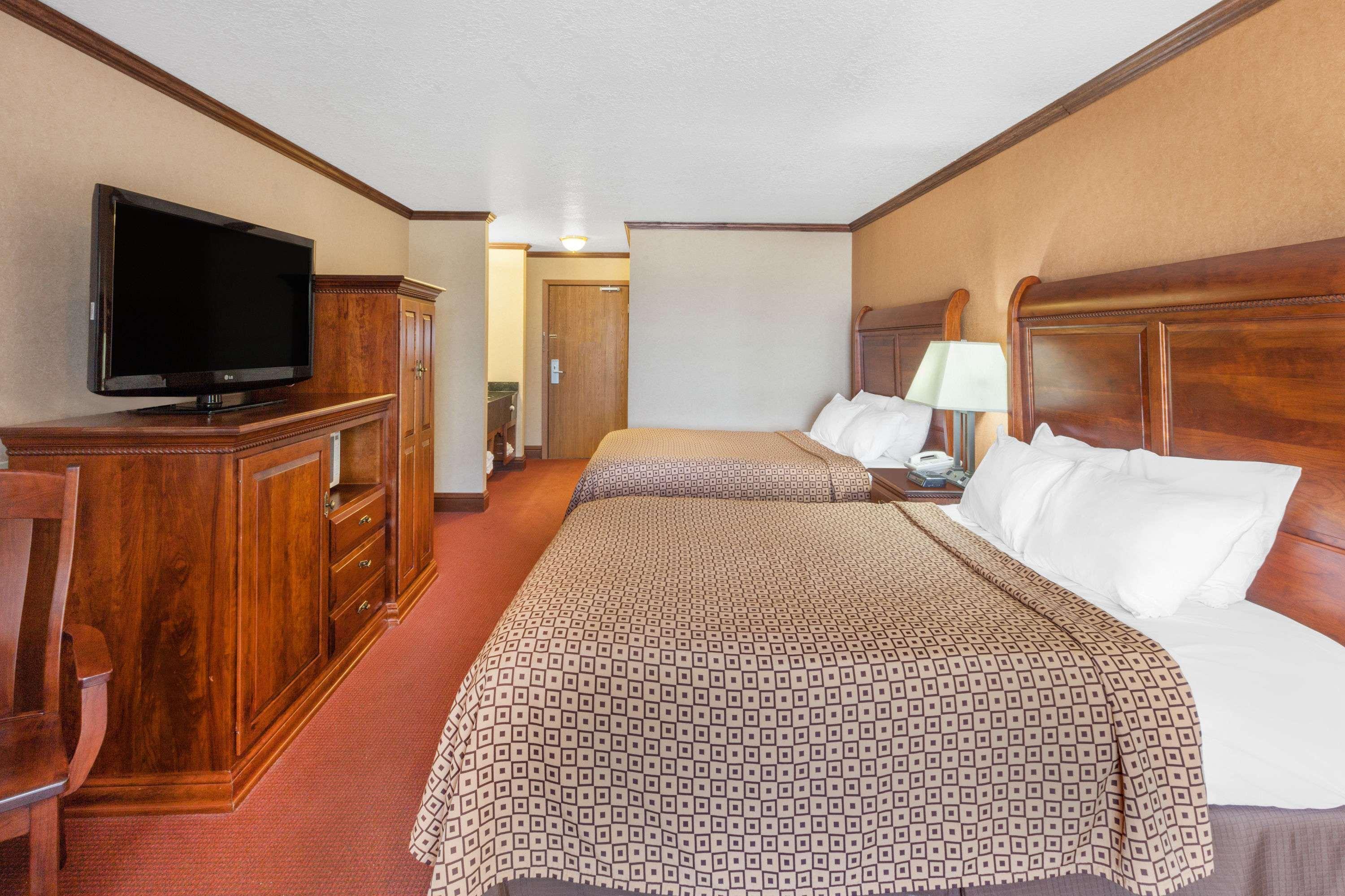Hotel Ramada By Wyndham Mackinaw Waterfront 2*
