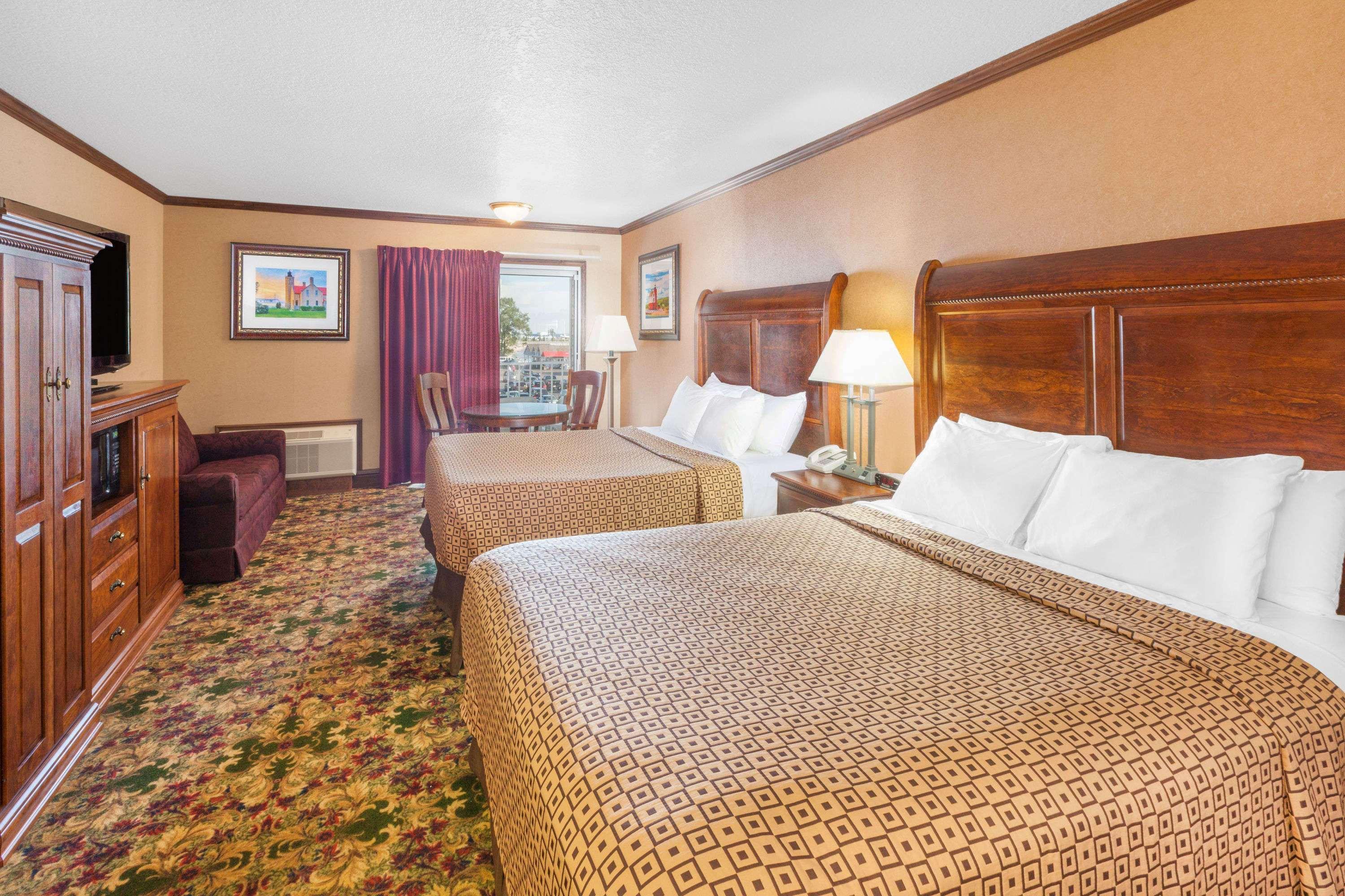 Hotel Ramada By Wyndham Mackinaw Waterfront