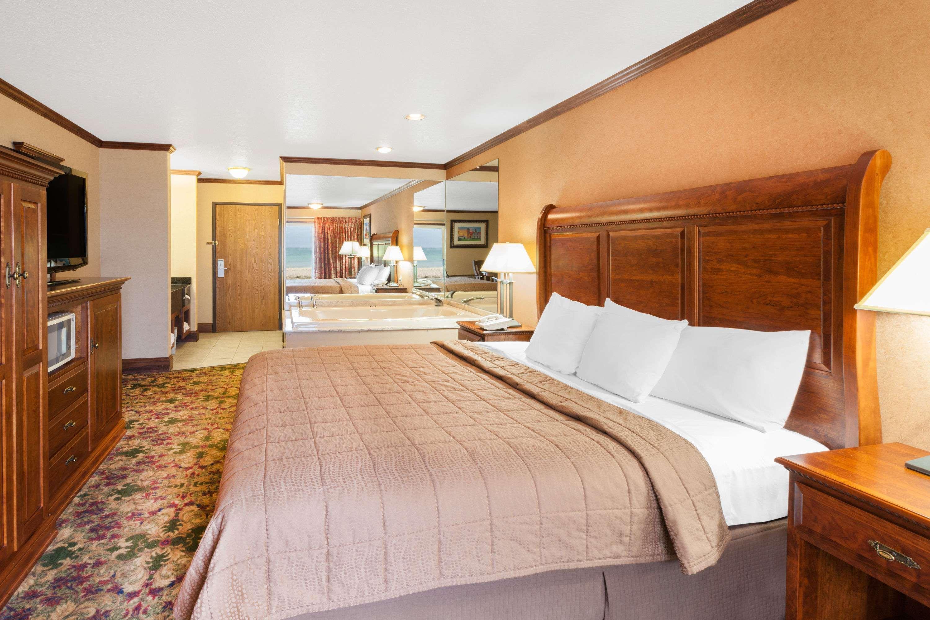 Ramada By Wyndham Mackinaw Waterfront Hotel 2*