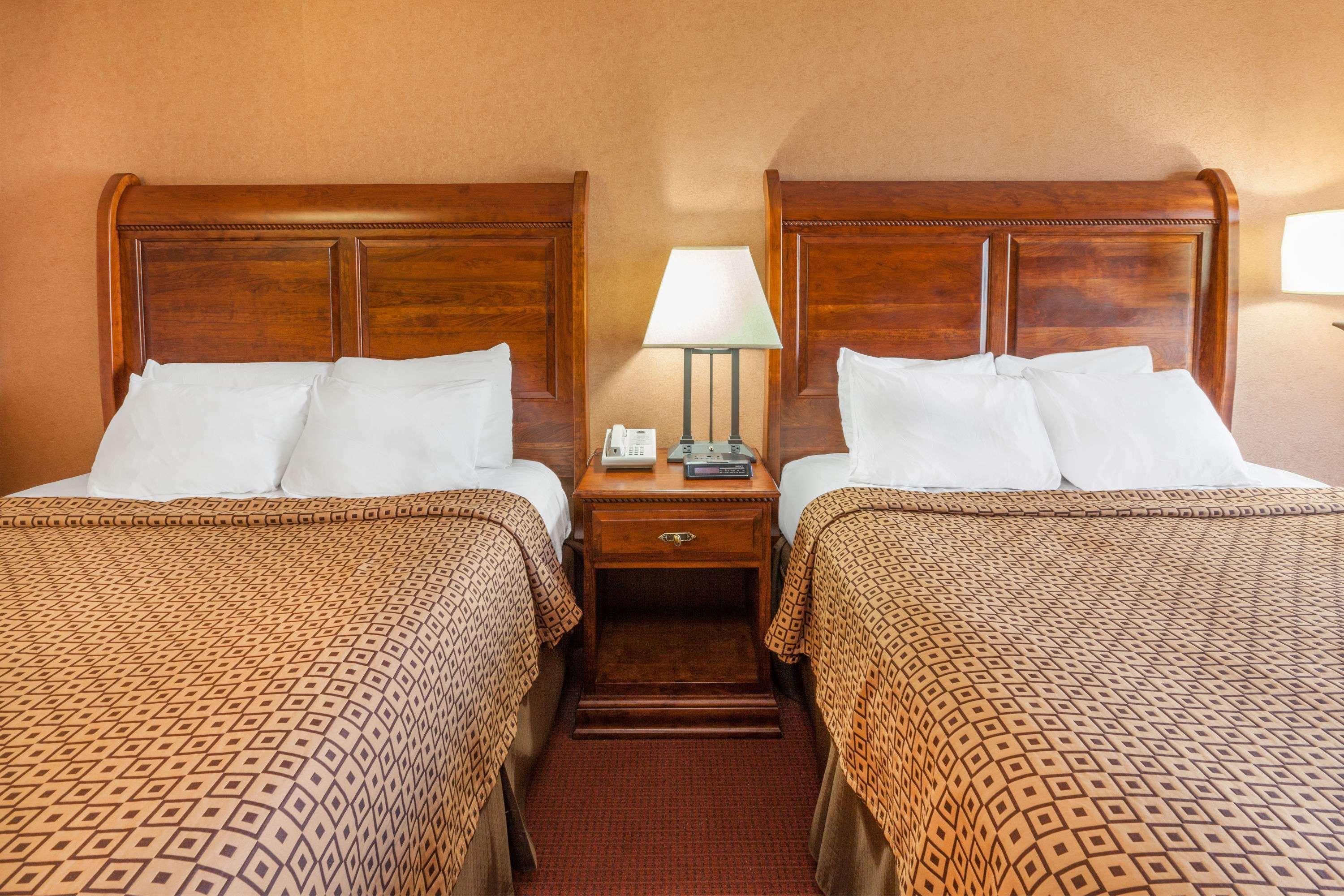 Hotel Ramada By Wyndham Mackinaw Waterfront