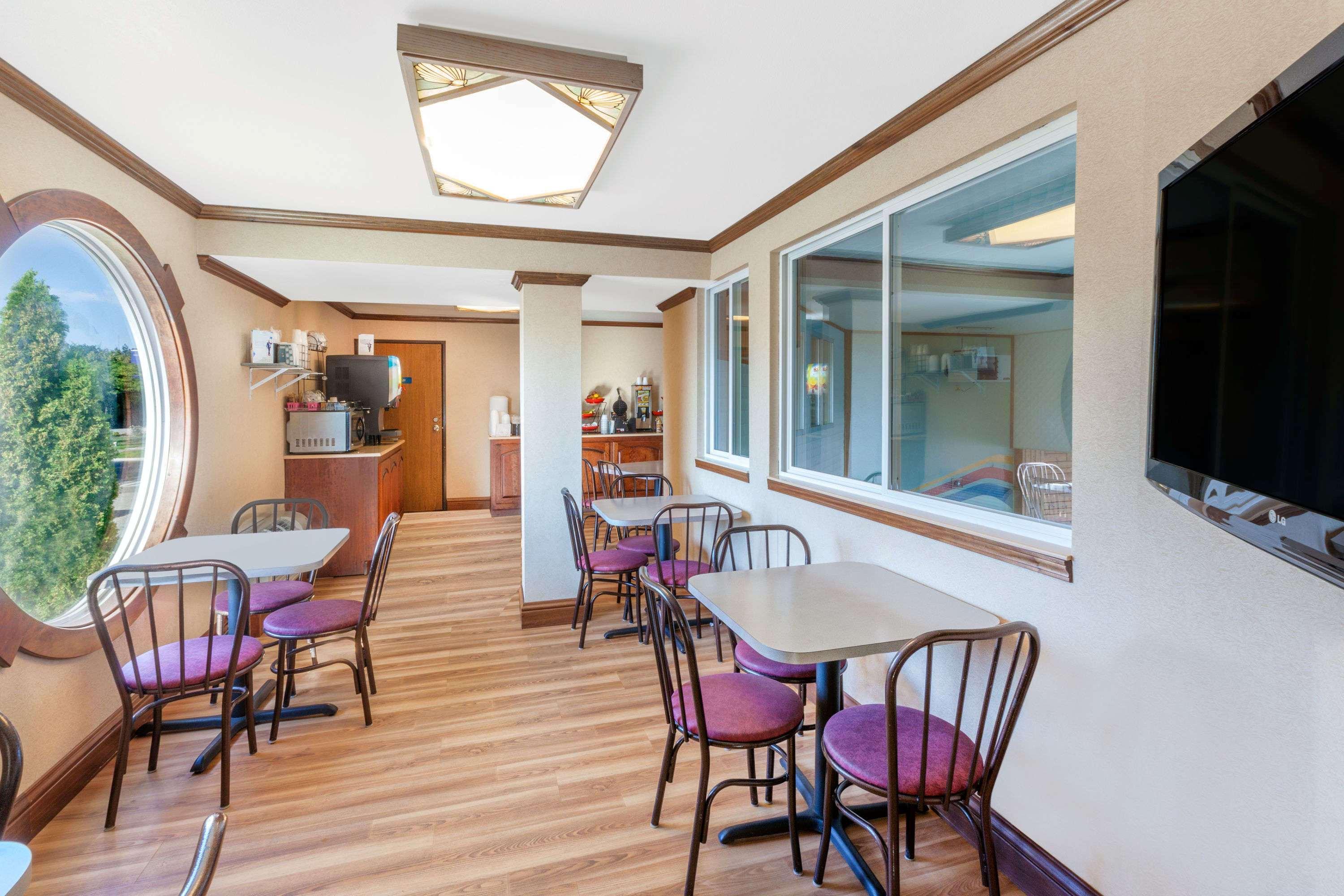 Ramada By Wyndham Mackinaw Waterfront Hotel